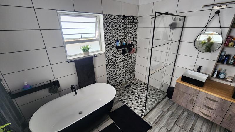 6 Bedroom Property for Sale in Paradise Beach Eastern Cape